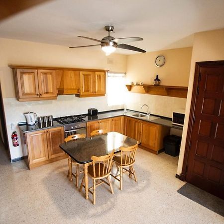 Apartment 5 Mins Away From The Beach. Bahía de San Pablo Exterior foto
